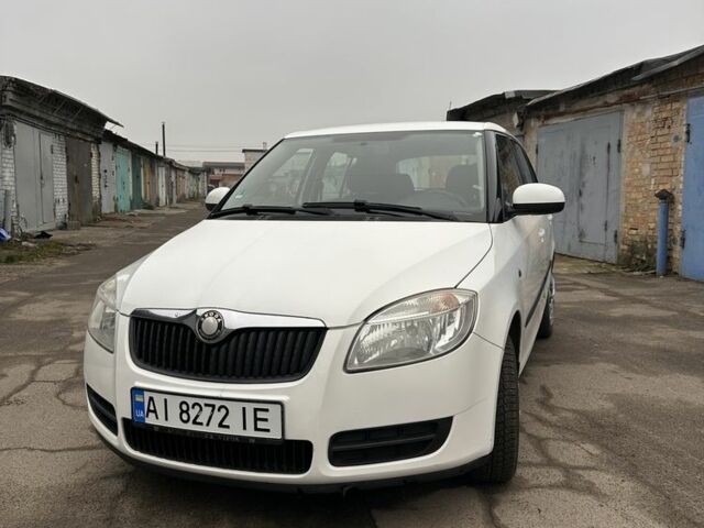 Белый Шкода Фабия, объемом двигателя 1.4 л и пробегом 246 тыс. км за 4500 $, фото 1 на Automoto.ua