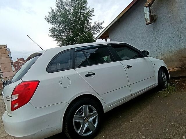 Белый Шкода Фабия, объемом двигателя 1.4 л и пробегом 300 тыс. км за 3799 $, фото 1 на Automoto.ua
