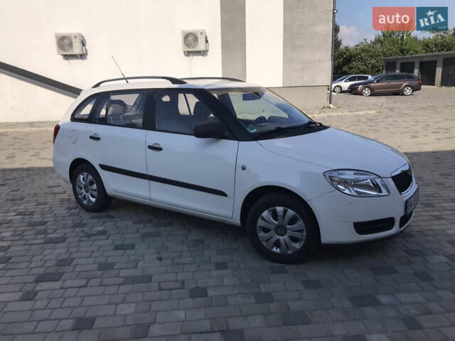 Белый Шкода Фабия, объемом двигателя 1.2 л и пробегом 223 тыс. км за 4300 $, фото 1 на Automoto.ua