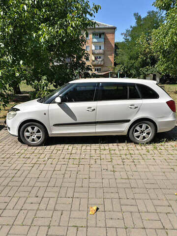 Белый Шкода Фабия, объемом двигателя 1.42 л и пробегом 198 тыс. км за 4450 $, фото 1 на Automoto.ua