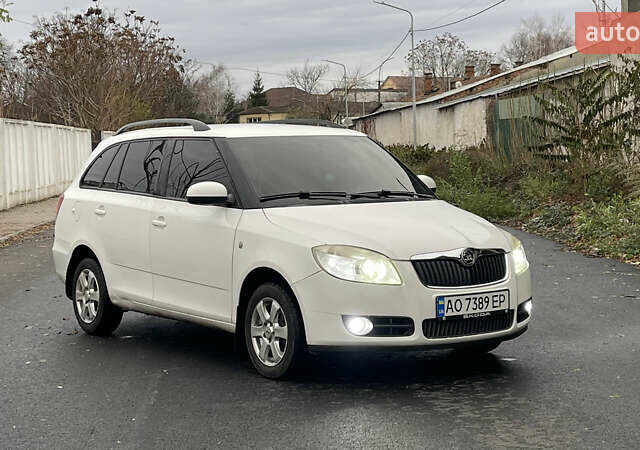 Белый Шкода Фабия, объемом двигателя 1.2 л и пробегом 315 тыс. км за 5000 $, фото 1 на Automoto.ua