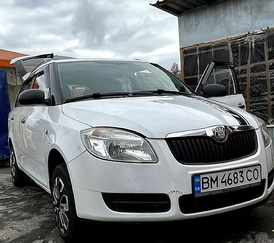 Белый Шкода Фабия, объемом двигателя 1.2 л и пробегом 252 тыс. км за 4500 $, фото 1 на Automoto.ua