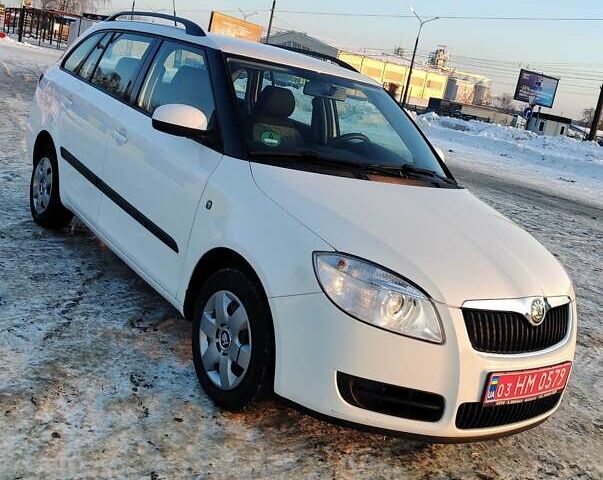 Белый Шкода Фабия, объемом двигателя 1.4 л и пробегом 182 тыс. км за 5555 $, фото 1 на Automoto.ua