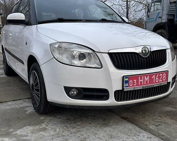 Белый Шкода Фабия, объемом двигателя 1.42 л и пробегом 300 тыс. км за 6500 $, фото 1 на Automoto.ua