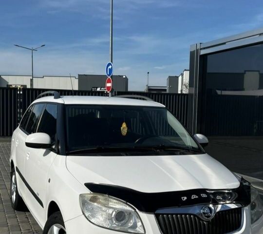 Білий Шкода Фабія, об'ємом двигуна 1.6 л та пробігом 305 тис. км за 5200 $, фото 1 на Automoto.ua