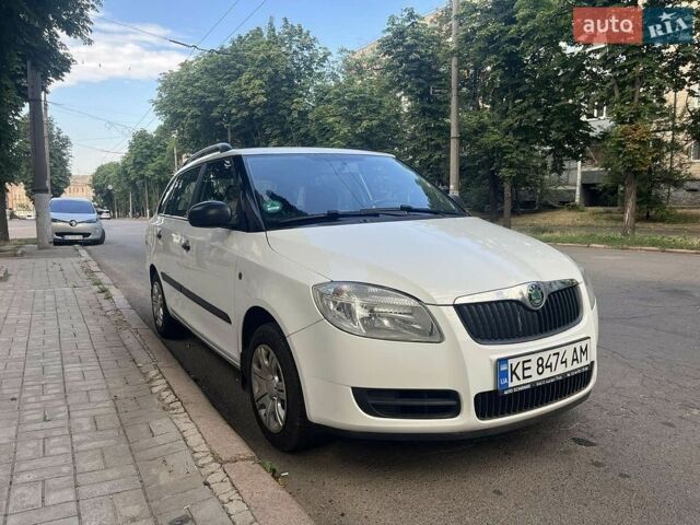 Белый Шкода Фабия, объемом двигателя 1.4 л и пробегом 221 тыс. км за 5216 $, фото 1 на Automoto.ua