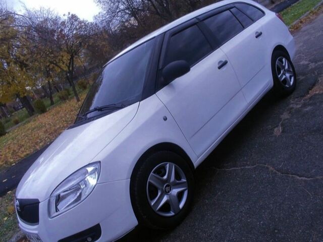 Белый Шкода Фабия, объемом двигателя 0 л и пробегом 250 тыс. км за 4299 $, фото 1 на Automoto.ua