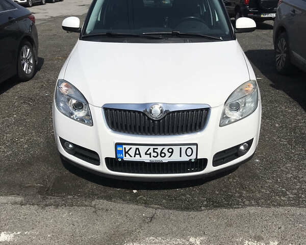 Білий Шкода Фабія, об'ємом двигуна 1.39 л та пробігом 296 тис. км за 4700 $, фото 1 на Automoto.ua