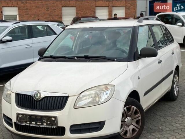 Белый Шкода Фабия, объемом двигателя 1.4 л и пробегом 190 тыс. км за 3999 $, фото 1 на Automoto.ua