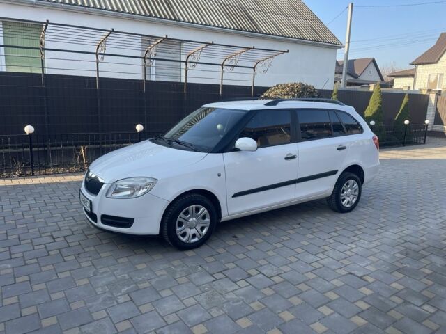 Белый Шкода Фабия, объемом двигателя 1.2 л и пробегом 164 тыс. км за 4200 $, фото 1 на Automoto.ua