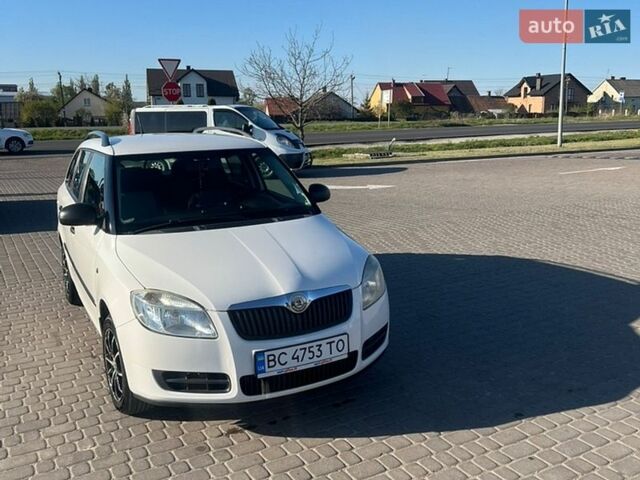 Белый Шкода Фабия, объемом двигателя 1.2 л и пробегом 264 тыс. км за 4300 $, фото 1 на Automoto.ua