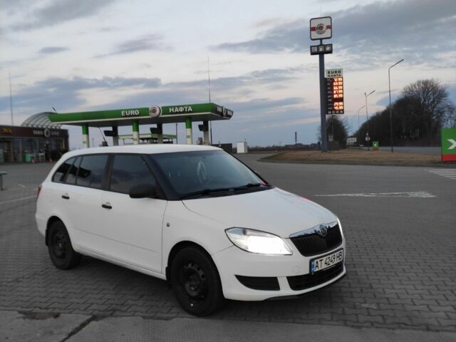 Белый Шкода Фабия, объемом двигателя 1.6 л и пробегом 275 тыс. км за 4649 $, фото 1 на Automoto.ua