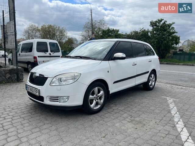 Белый Шкода Фабия, объемом двигателя 1.42 л и пробегом 295 тыс. км за 4850 $, фото 1 на Automoto.ua
