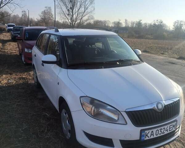 Белый Шкода Фабия, объемом двигателя 1.6 л и пробегом 220 тыс. км за 5200 $, фото 1 на Automoto.ua