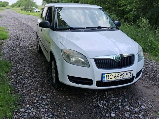 Белый Шкода Фабия, объемом двигателя 1.2 л и пробегом 305 тыс. км за 4500 $, фото 1 на Automoto.ua