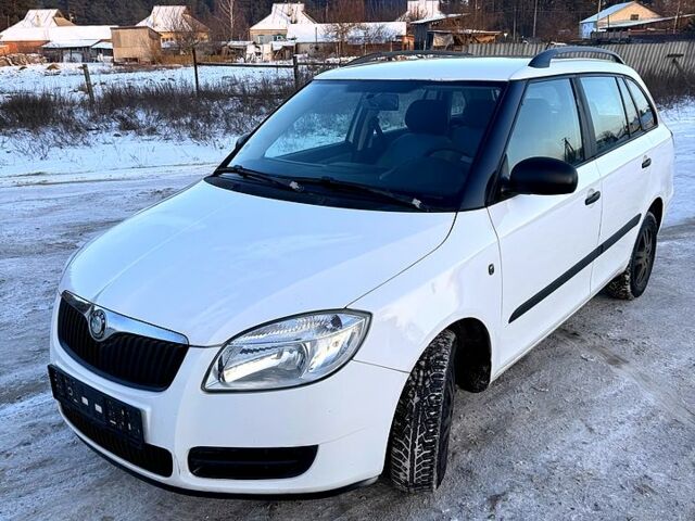Белый Шкода Фабия, объемом двигателя 1.4 л и пробегом 28900 тыс. км за 2999 $, фото 1 на Automoto.ua