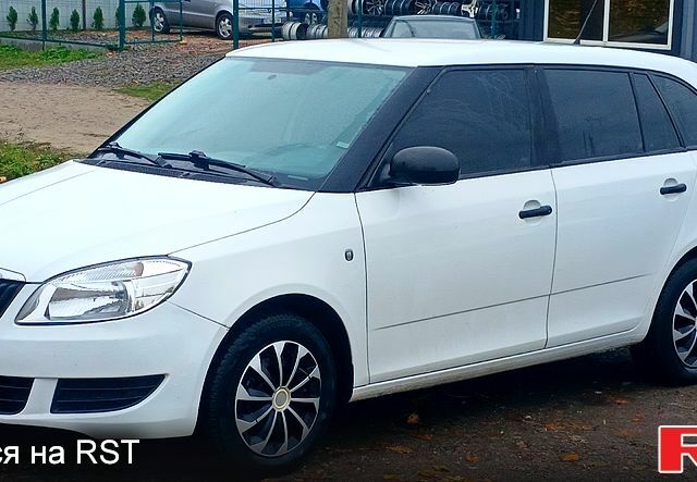 Белый Шкода Фабия, объемом двигателя 1.6 л и пробегом 0 тыс. км за 5000 $, фото 1 на Automoto.ua