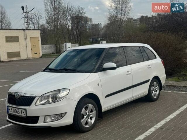 Белый Шкода Фабия, объемом двигателя 1.39 л и пробегом 307 тыс. км за 5000 $, фото 1 на Automoto.ua