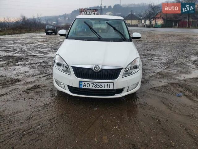 Белый Шкода Фабия, объемом двигателя 1.6 л и пробегом 210 тыс. км за 6200 $, фото 1 на Automoto.ua