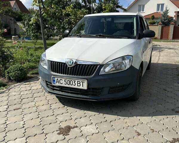 Белый Шкода Фабия, объемом двигателя 1.6 л и пробегом 248 тыс. км за 6400 $, фото 1 на Automoto.ua