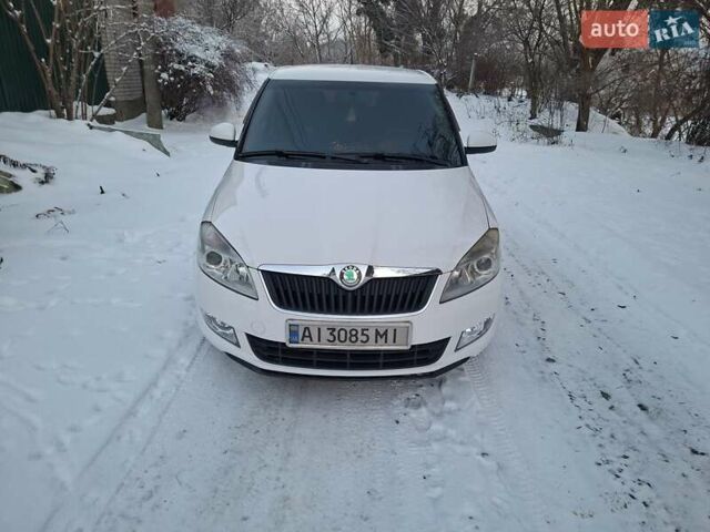 Белый Шкода Фабия, объемом двигателя 1.6 л и пробегом 274 тыс. км за 5500 $, фото 1 на Automoto.ua