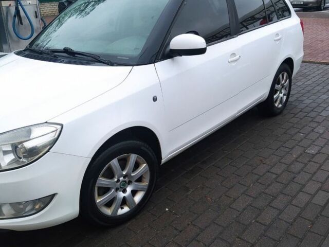 Белый Шкода Фабия, объемом двигателя 1.6 л и пробегом 230 тыс. км за 5300 $, фото 1 на Automoto.ua