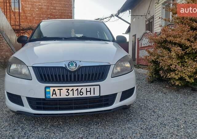 Белый Шкода Фабия, объемом двигателя 1.2 л и пробегом 245 тыс. км за 4800 $, фото 1 на Automoto.ua