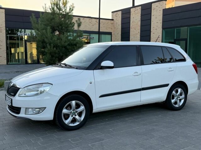 Белый Шкода Фабия, объемом двигателя 1.2 л и пробегом 400 тыс. км за 4900 $, фото 1 на Automoto.ua