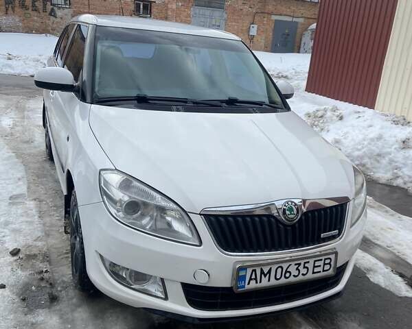 Белый Шкода Фабия, объемом двигателя 1.2 л и пробегом 224 тыс. км за 5700 $, фото 1 на Automoto.ua