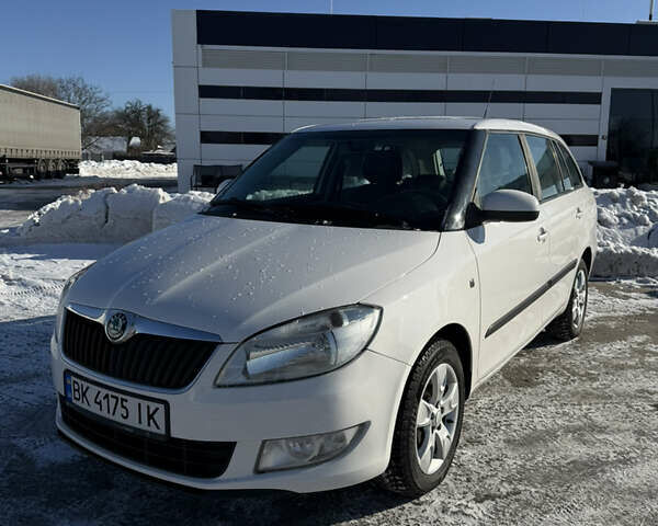 Белый Шкода Фабия, объемом двигателя 1.6 л и пробегом 252 тыс. км за 5500 $, фото 1 на Automoto.ua