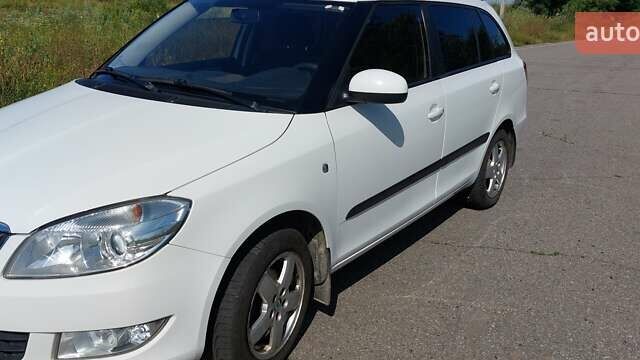 Белый Шкода Фабия, объемом двигателя 1.6 л и пробегом 122 тыс. км за 5799 $, фото 1 на Automoto.ua
