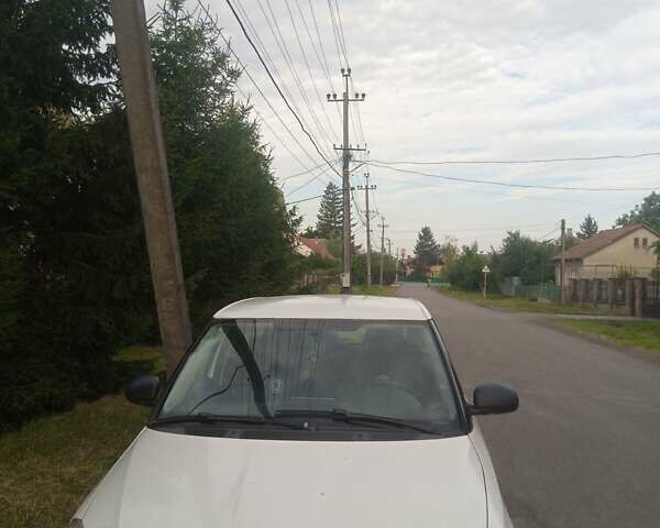 Белый Шкода Фабия, объемом двигателя 1.6 л и пробегом 250 тыс. км за 5300 $, фото 1 на Automoto.ua