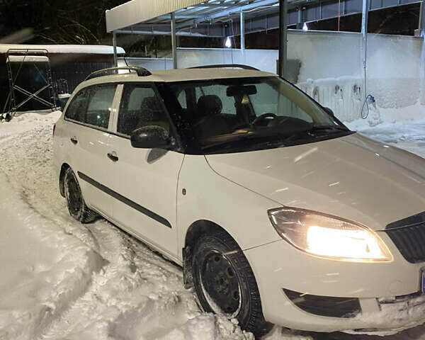 Белый Шкода Фабия, объемом двигателя 1.2 л и пробегом 230 тыс. км за 4100 $, фото 1 на Automoto.ua