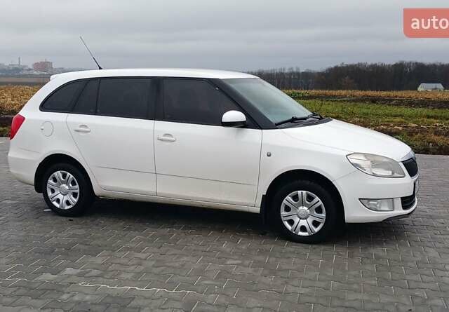 Белый Шкода Фабия, объемом двигателя 1.4 л и пробегом 220 тыс. км за 5600 $, фото 1 на Automoto.ua