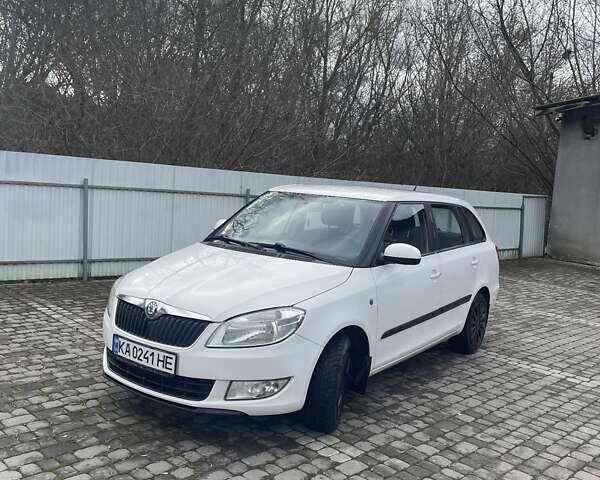 Белый Шкода Фабия, объемом двигателя 1.6 л и пробегом 307 тыс. км за 5150 $, фото 1 на Automoto.ua