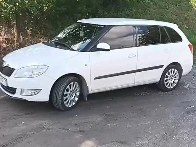 Белый Шкода Фабия, объемом двигателя 1.2 л и пробегом 240 тыс. км за 6300 $, фото 1 на Automoto.ua