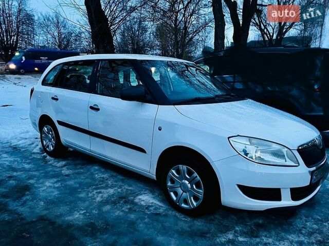 Белый Шкода Фабия, объемом двигателя 1.6 л и пробегом 320 тыс. км за 4700 $, фото 1 на Automoto.ua