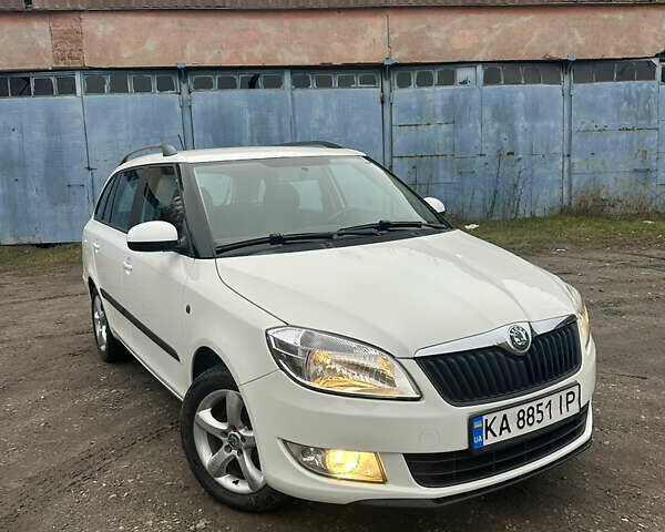 Белый Шкода Фабия, объемом двигателя 1.2 л и пробегом 180 тыс. км за 5500 $, фото 1 на Automoto.ua