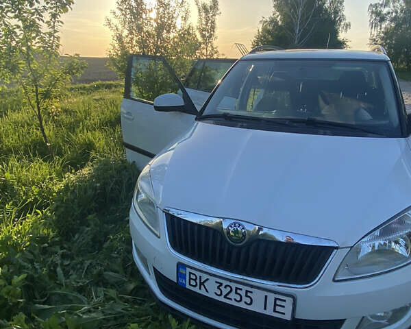 Белый Шкода Фабия, объемом двигателя 1.2 л и пробегом 195 тыс. км за 6100 $, фото 1 на Automoto.ua