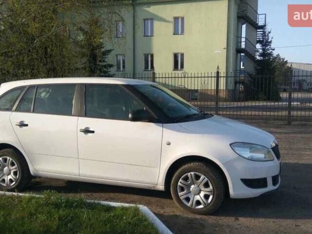 Белый Шкода Фабия, объемом двигателя 1.6 л и пробегом 272 тыс. км за 6300 $, фото 1 на Automoto.ua
