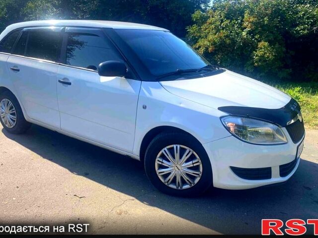 Белый Шкода Фабия, объемом двигателя 1.6 л и пробегом 320 тыс. км за 4550 $, фото 1 на Automoto.ua