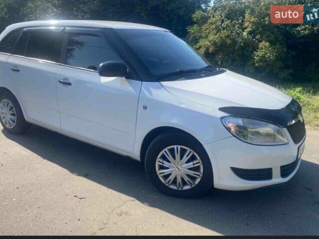 Белый Шкода Фабия, объемом двигателя 1.6 л и пробегом 353 тыс. км за 4950 $, фото 1 на Automoto.ua