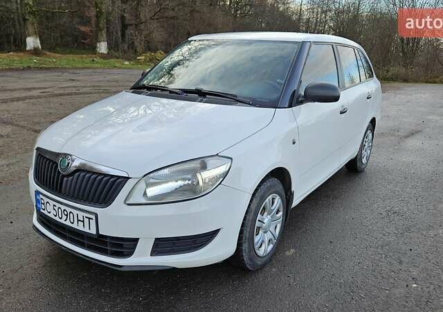 Белый Шкода Фабия, объемом двигателя 1.6 л и пробегом 303 тыс. км за 5600 $, фото 1 на Automoto.ua