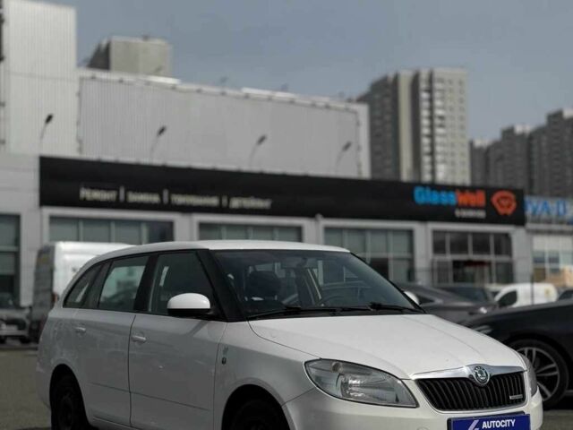 Белый Шкода Фабия, объемом двигателя 1.2 л и пробегом 239 тыс. км за 4999 $, фото 1 на Automoto.ua