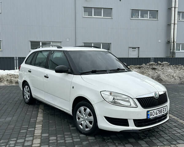 Белый Шкода Фабия, объемом двигателя 1.39 л и пробегом 260 тыс. км за 3999 $, фото 1 на Automoto.ua