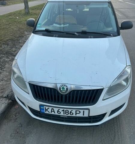 Белый Шкода Фабия, объемом двигателя 1.2 л и пробегом 170 тыс. км за 4500 $, фото 1 на Automoto.ua