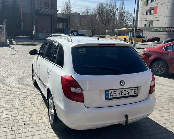 Белый Шкода Фабия, объемом двигателя 1.2 л и пробегом 214 тыс. км за 3800 $, фото 1 на Automoto.ua
