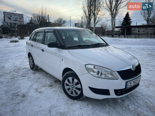 Белый Шкода Фабия, объемом двигателя 1.6 л и пробегом 310 тыс. км за 5250 $, фото 1 на Automoto.ua