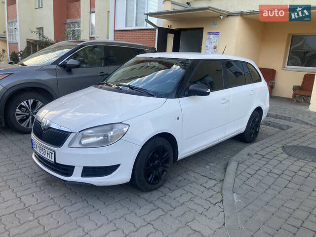 Белый Шкода Фабия, объемом двигателя 1.6 л и пробегом 275 тыс. км за 4999 $, фото 1 на Automoto.ua