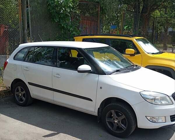 Шкода Фабія 2012 у Києві на Automoto.ua Білий Шкода Фабія, об'ємом двигуна 1.39 л та пробігом 220 тис. км за 5900 $, фото 1 на Automoto.ua